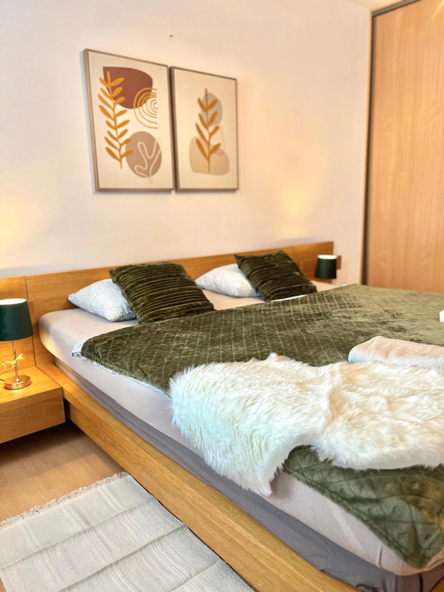 Apartment Tina - Old Town, Ac, Free Private Parking Bratislava Eksteriør bilde